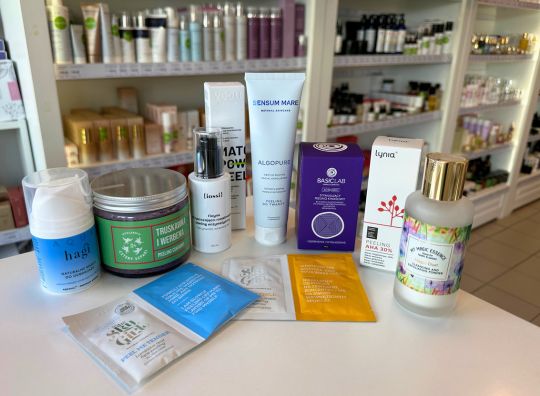 Peeling enzymatyczny, mechaniczny czy kwasowy do twarzy — który wybrać?
